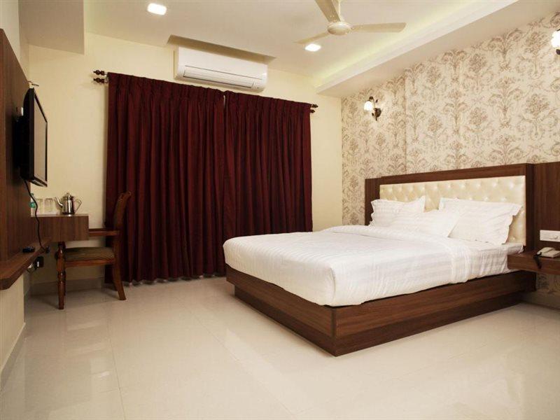 Hotel Mahalakshmi Residency Kolluru Bagian luar foto
